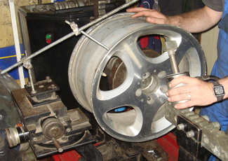 Процесс ремонта стального диска