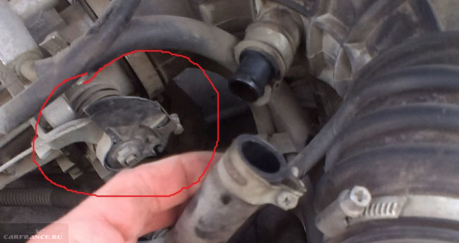 Демонтаж тросика газа на дроссельном узле под капотом ВАЗ-2114