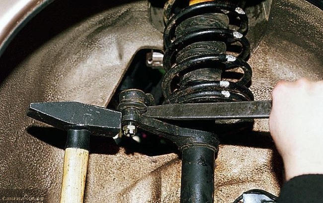 Процесс демонтажа рулевой тяги ВАЗ-2114