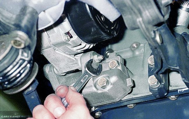 Процесс послабления гайки болта крепления корпуса генератора ВАЗ-2114