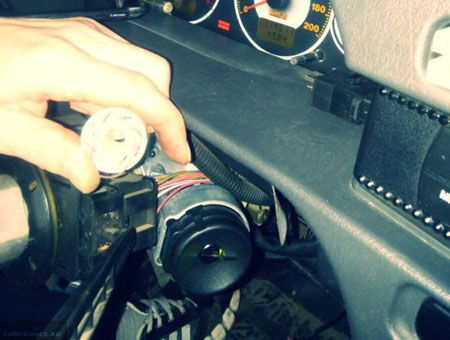 Пучок проводов зажигания ВАЗ-2114 под рулевой колонкой
