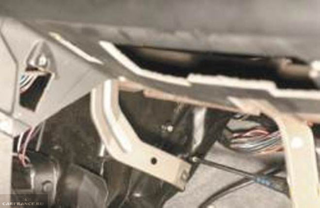 Процесс демонтажа креплений радиатора отопителя Нива Шевроле