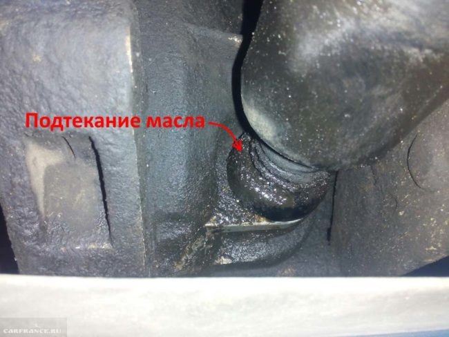 Следы подтекания масла из коробки передач через сальник кулисы в ВАЗ-2110