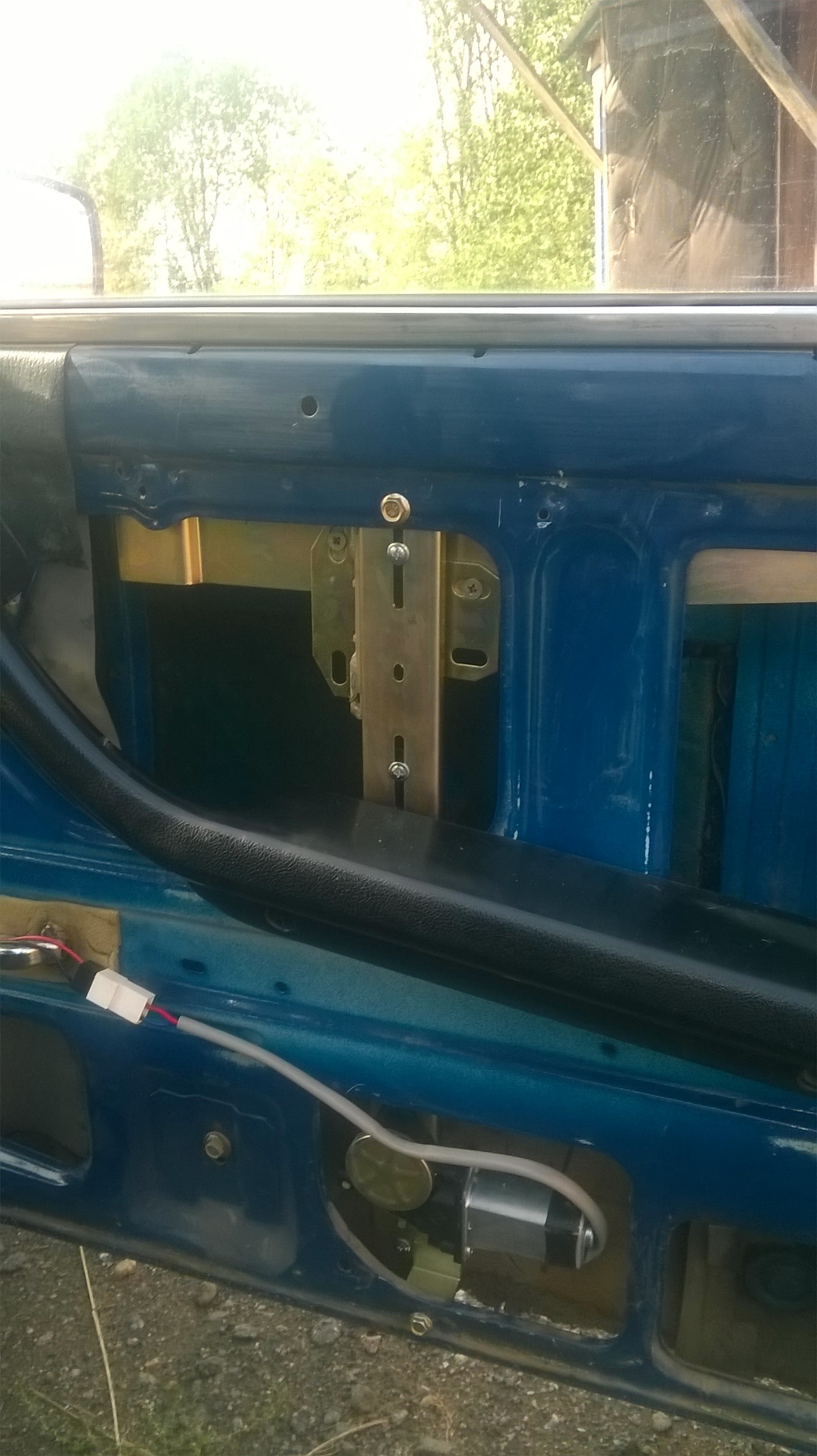 Установка стеклоподъемников ФОРВАРД в передние двери ВАЗ-2107. Рис. 6