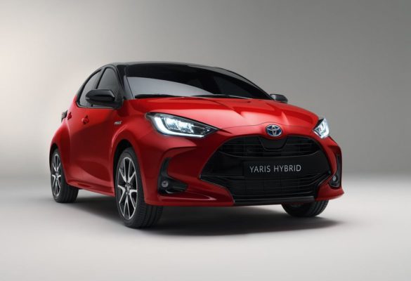 фото Toyota Yaris 2020-2021 вид спереди