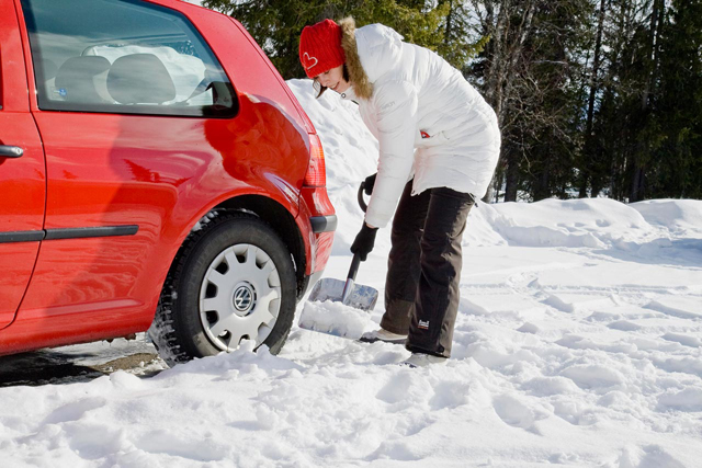 Набросайте снег под днище автомобиля