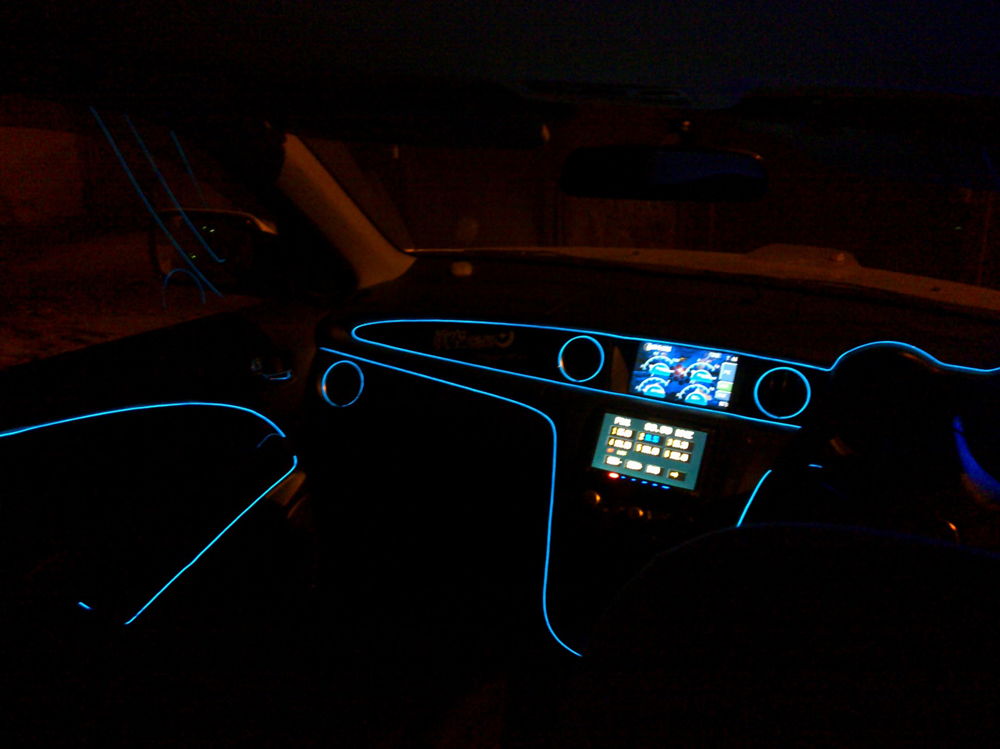 Салон автомобиля с подсветкой по контуру