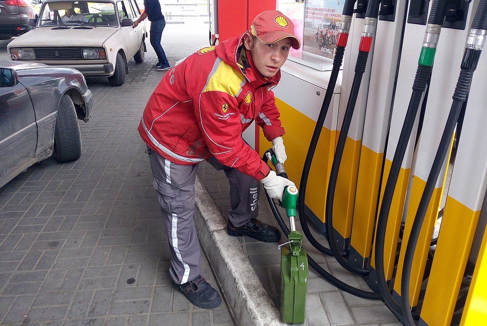 Заправщик Shell был сама любезность, и залил бензин в нашу канистру. Фото: Павел АВЕРИН
