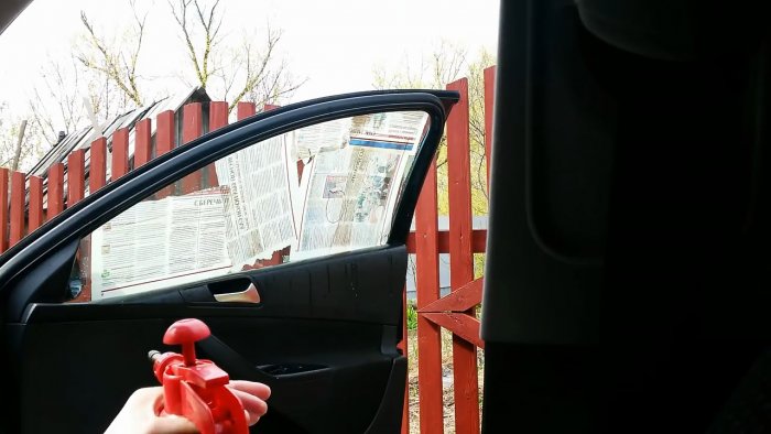 Как удалить клей после снятия тонировки с автомобильных стекол