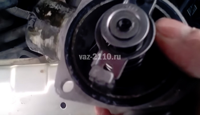 Пошаговый процесс замены термостата в ВАЗ 2110 инжектор 8 клапанов