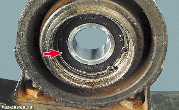 На фото изображен подвесной подшипник, а стрелкой указано уплотнительное кольцо этого подшипника