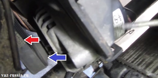 Подведение рукой генератора к двигателю автомобиля и снятие ремня с ролика генератора